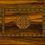 כריכת אלבום פרחים מיובשים עשוי עץ זית, מעוטר ב'צלב ירושלים' פרחים מיובשים 3