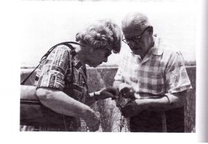 הזוג בויקו בוחן את צמחי הסמר, 1966
